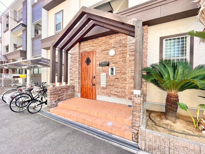 物件外観写真6　(エントランス部分)