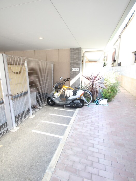 物件外観写真5　(駐輪場)
