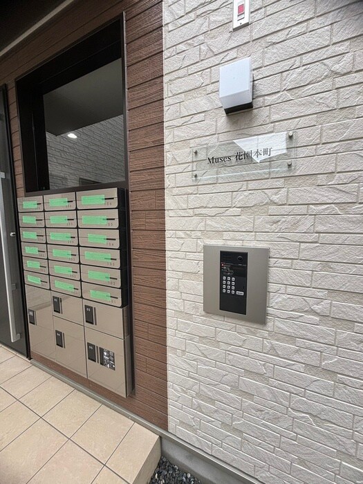 物件外観写真3　(エントランス部分)