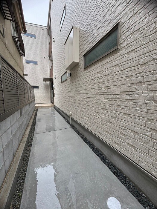 物件外観写真4　(エントランス部分)