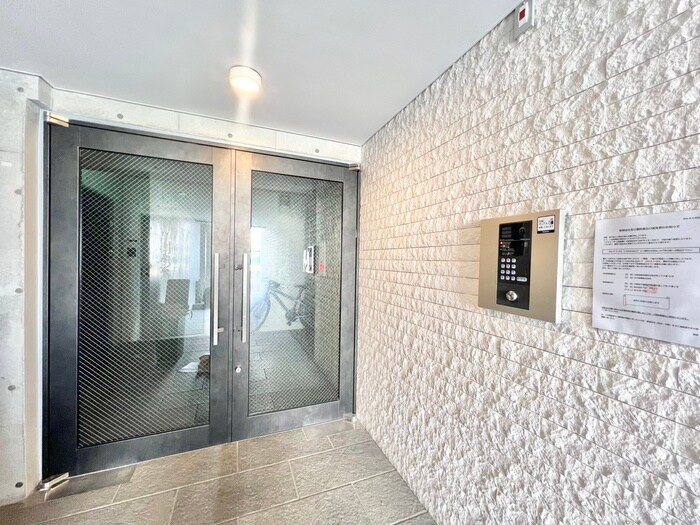 物件外観写真2　(エントランス部分)