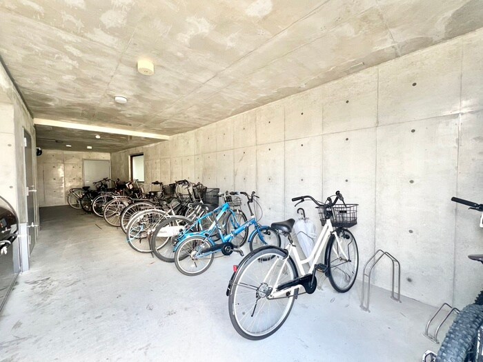 物件外観写真5　(駐輪場)