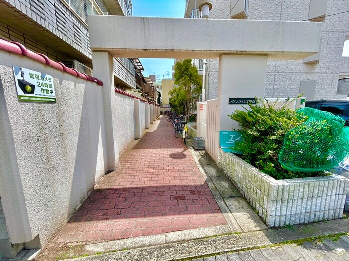 物件外観写真2　(エントランス部分)