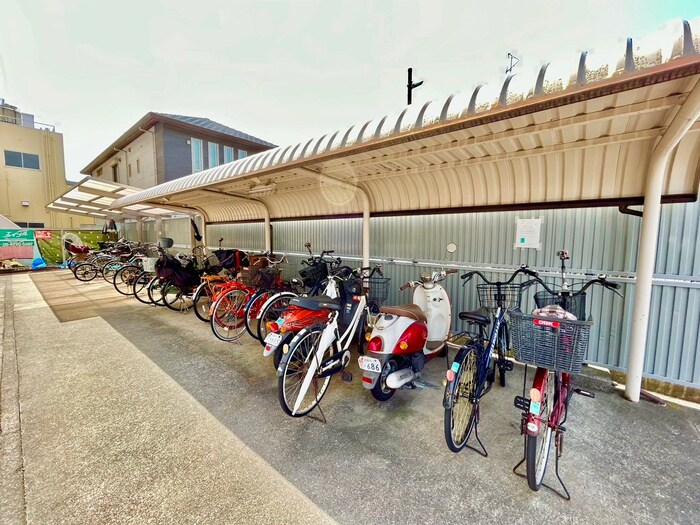 物件外観写真4　(駐輪場)