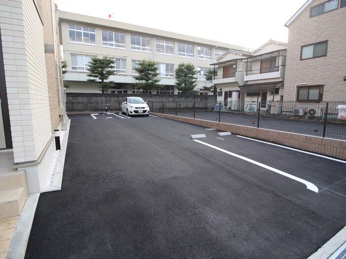 物件外観写真5　(駐車場)