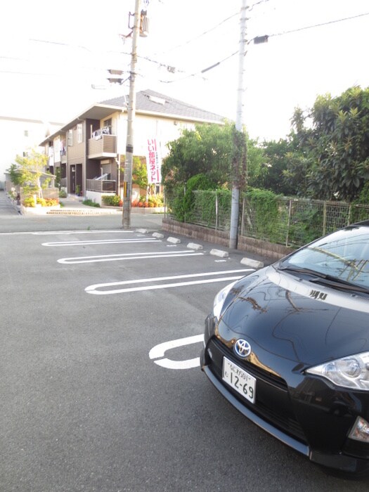 物件外観写真3　(駐車場)