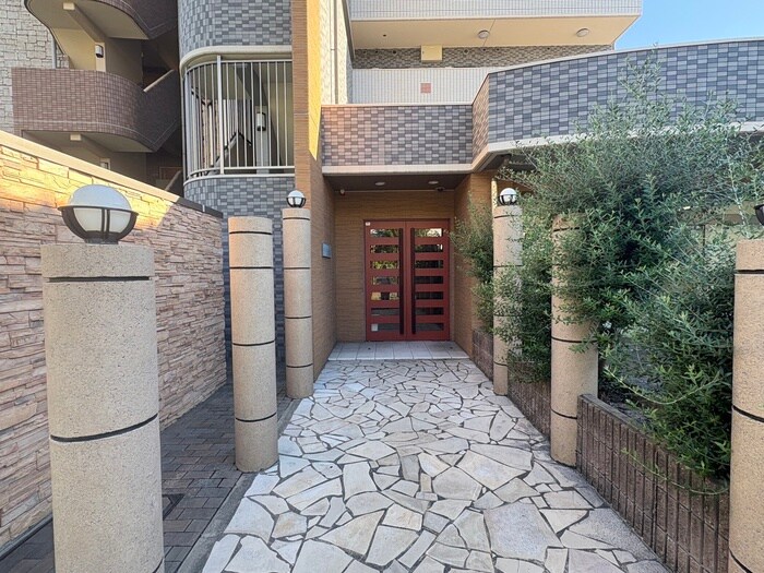 物件外観写真2　(エントランス部分)