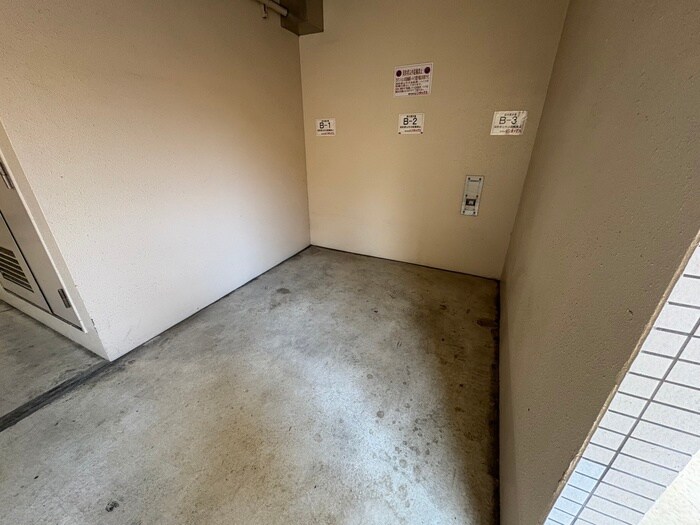 物件外観写真4　(バイク置き場)