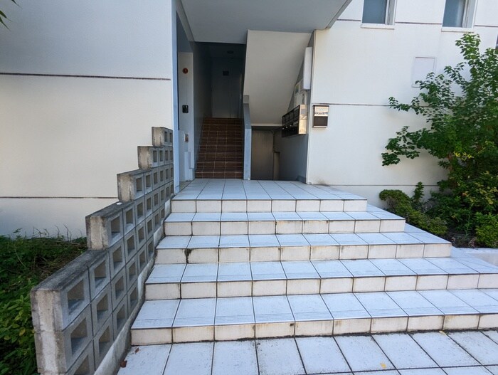 物件外観写真3　(エントランス部分)