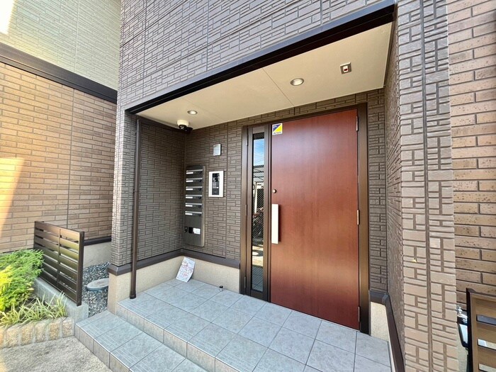 物件外観写真3　(エントランス部分)