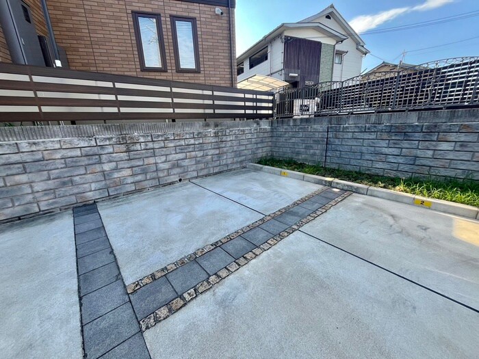 物件外観写真4　(駐車場)