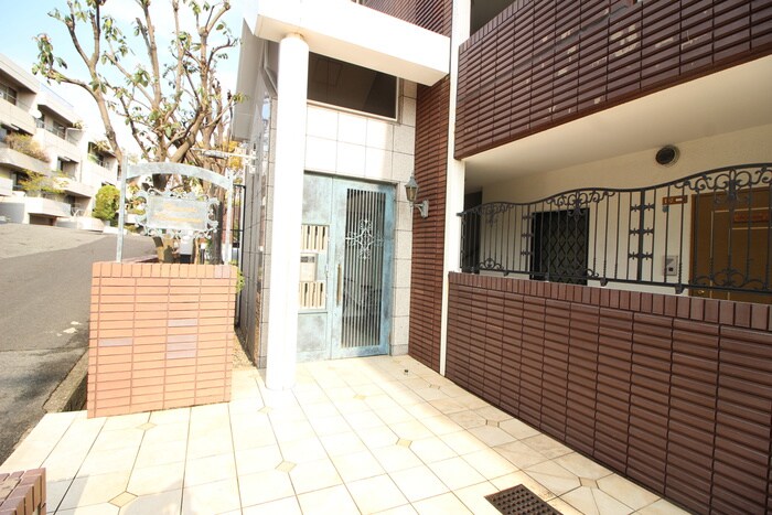 物件外観写真3　(エントランス部分)