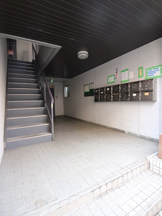 物件外観写真5　(エントランス部分)