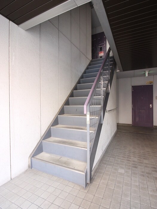 物件外観写真6　(エントランス部分)