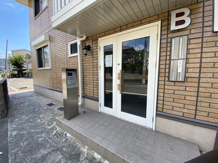 物件外観写真2　(エントランス部分)