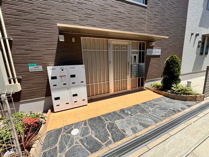 物件外観写真2　(エントランス部分)