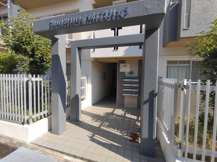 物件外観写真2　(エントランス部分)