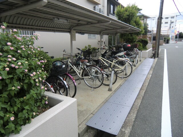 物件外観写真4　(駐輪場)