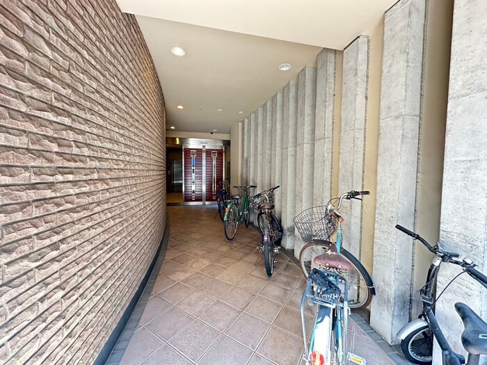 物件外観写真2　(エントランス部分)