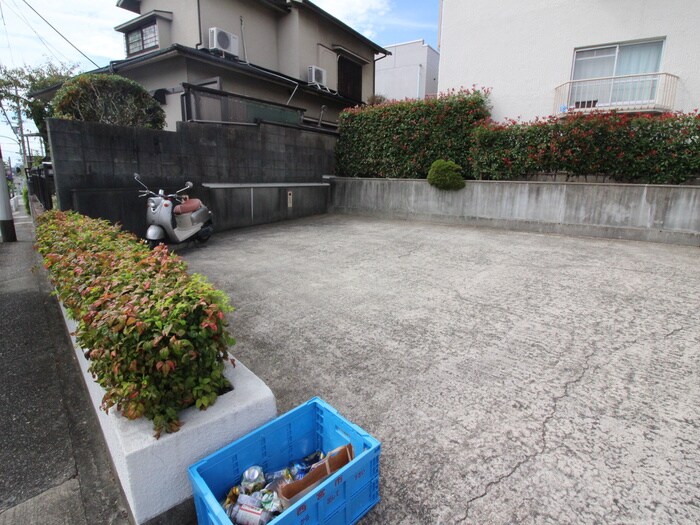 物件外観写真4　(駐車場)