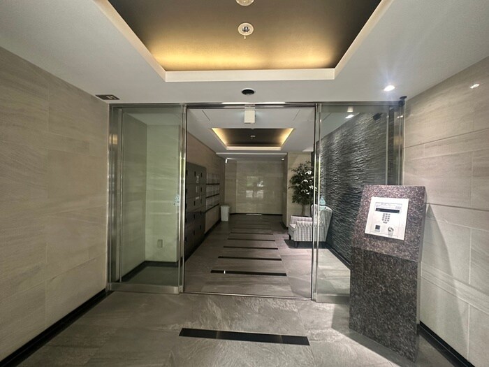 物件外観写真3　(エントランス部分)