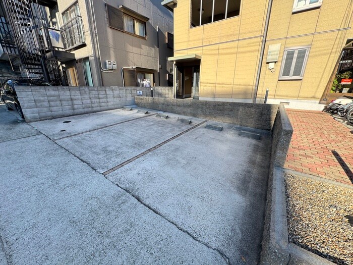 物件外観写真3　(駐車場)