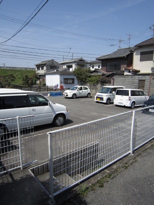 物件外観写真4　(駐車場)