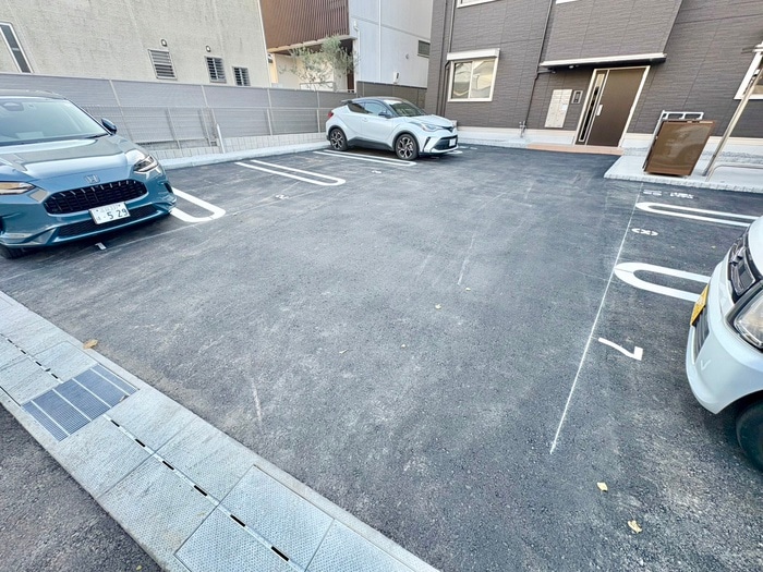 物件外観写真2　(駐車場)