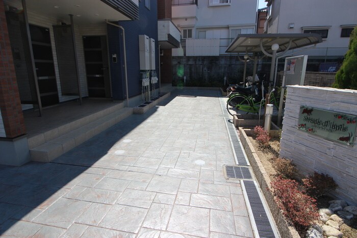 物件外観写真2　(エントランス部分)