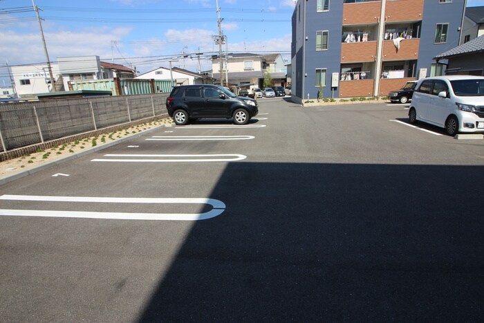 物件外観写真3　(駐車場)