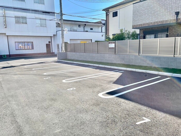 物件外観写真2　(駐車場)