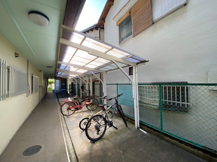 物件外観写真4　(駐輪場)