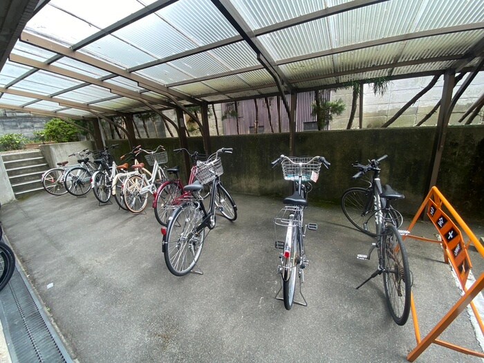 物件外観写真4　(駐輪場)