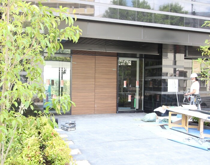 物件外観写真2　(エントランス部分)