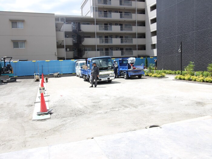 物件外観写真4　(駐車場)