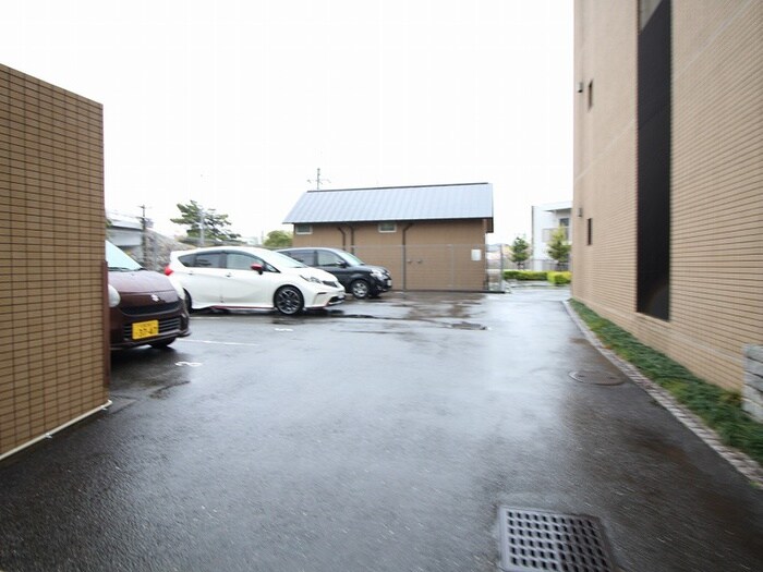 物件外観写真5　(駐車場)