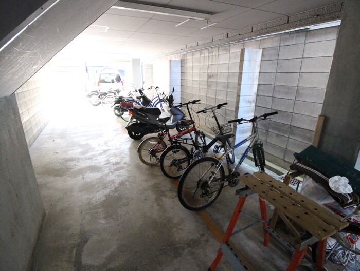 物件外観写真4　(駐輪場)