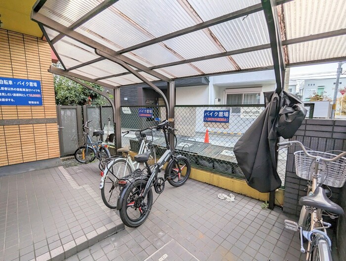 物件外観写真5　(バイク置き場)