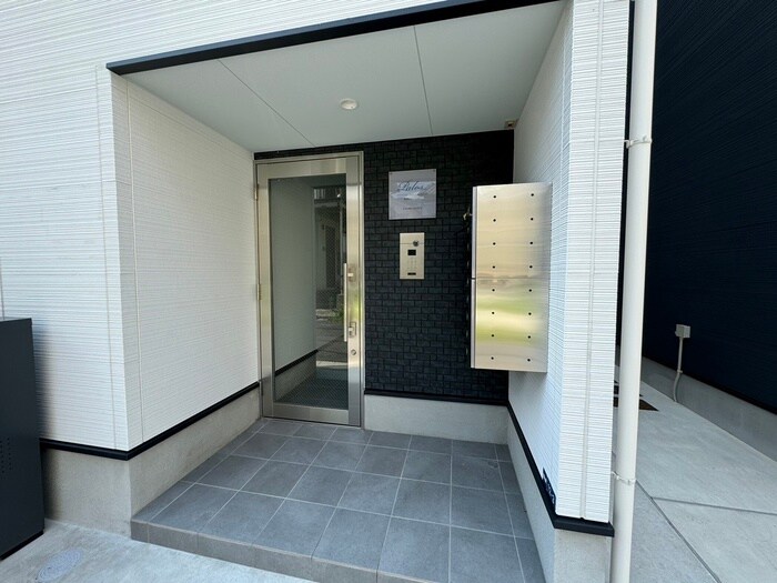 物件外観写真2　(エントランス部分)