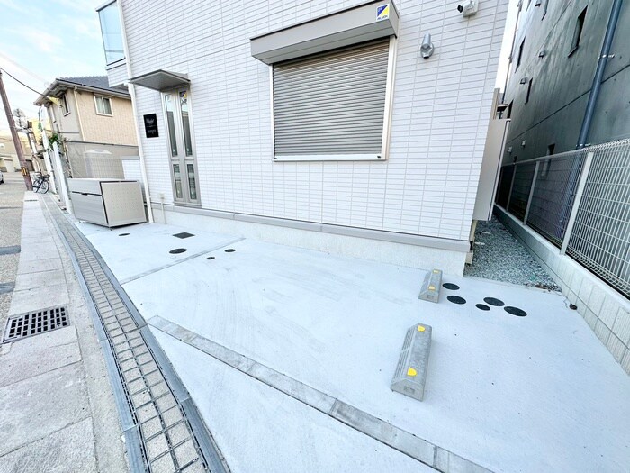 物件外観写真5　(駐車場)