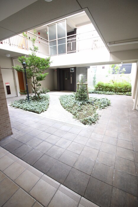 物件外観写真6　(エントランス部分)