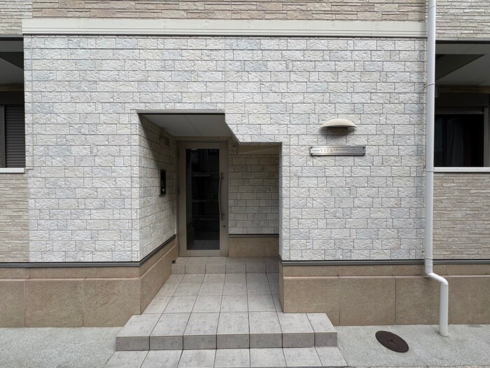 物件外観写真4　(エントランス部分)