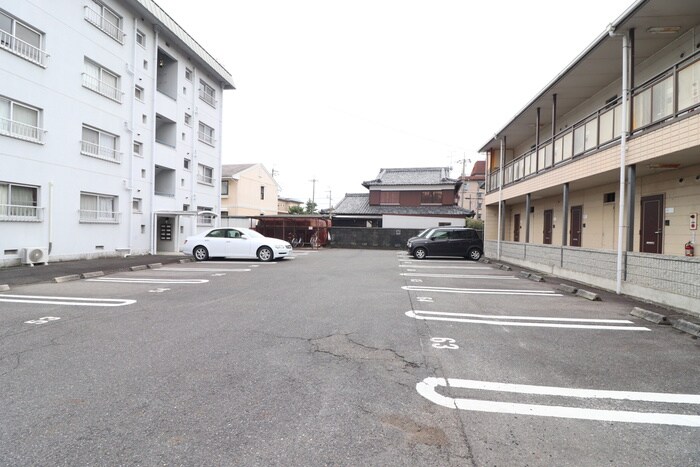 物件外観写真2　(駐車場)