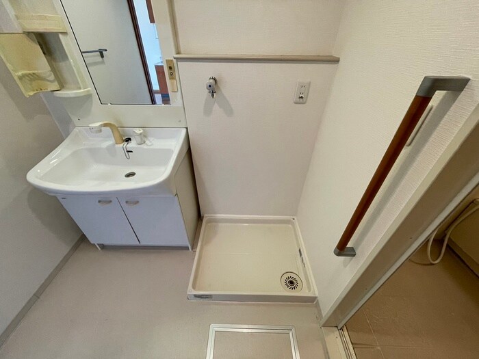 物件内観写真16　(洗濯機置場)