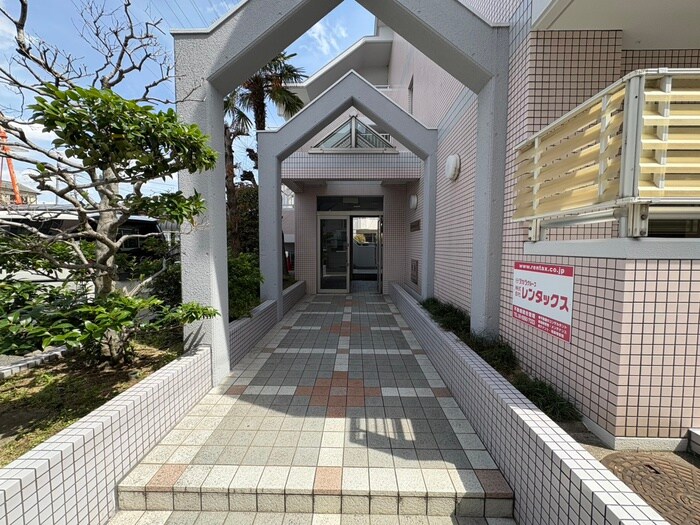 物件外観写真2　(エントランス部分)