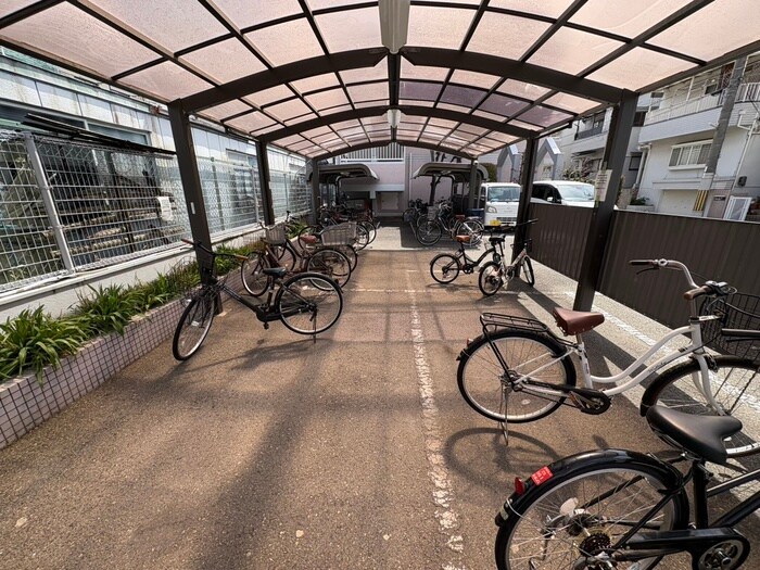 物件外観写真3　(駐輪場)