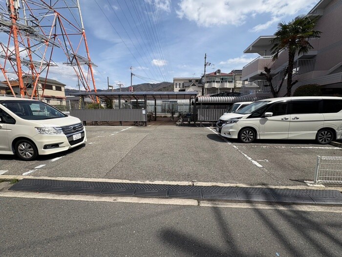物件外観写真4　(駐車場)