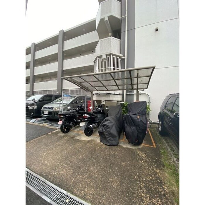 物件外観写真3　(バイク置き場)