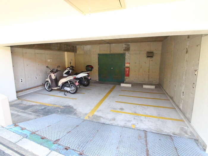 物件外観写真5　(駐輪場)