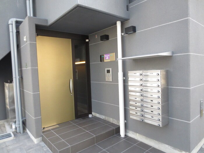 物件外観写真2　(エントランス部分)